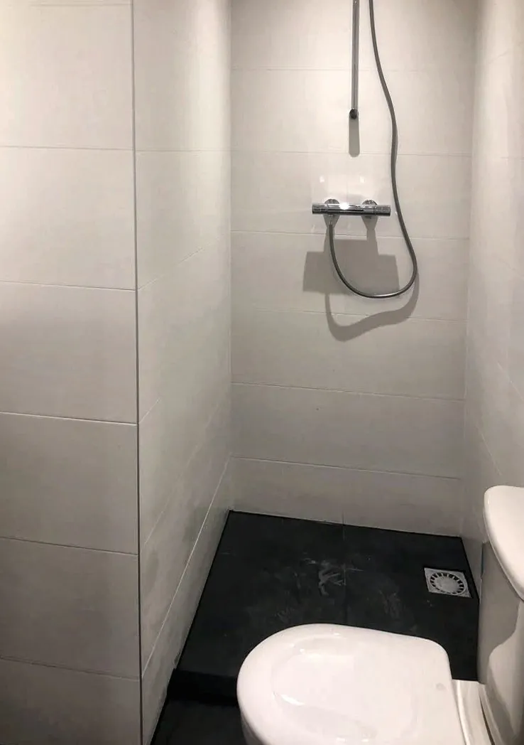 Na: betegelde douche