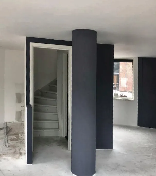 Nachtblauwe woonkamer met pilaar